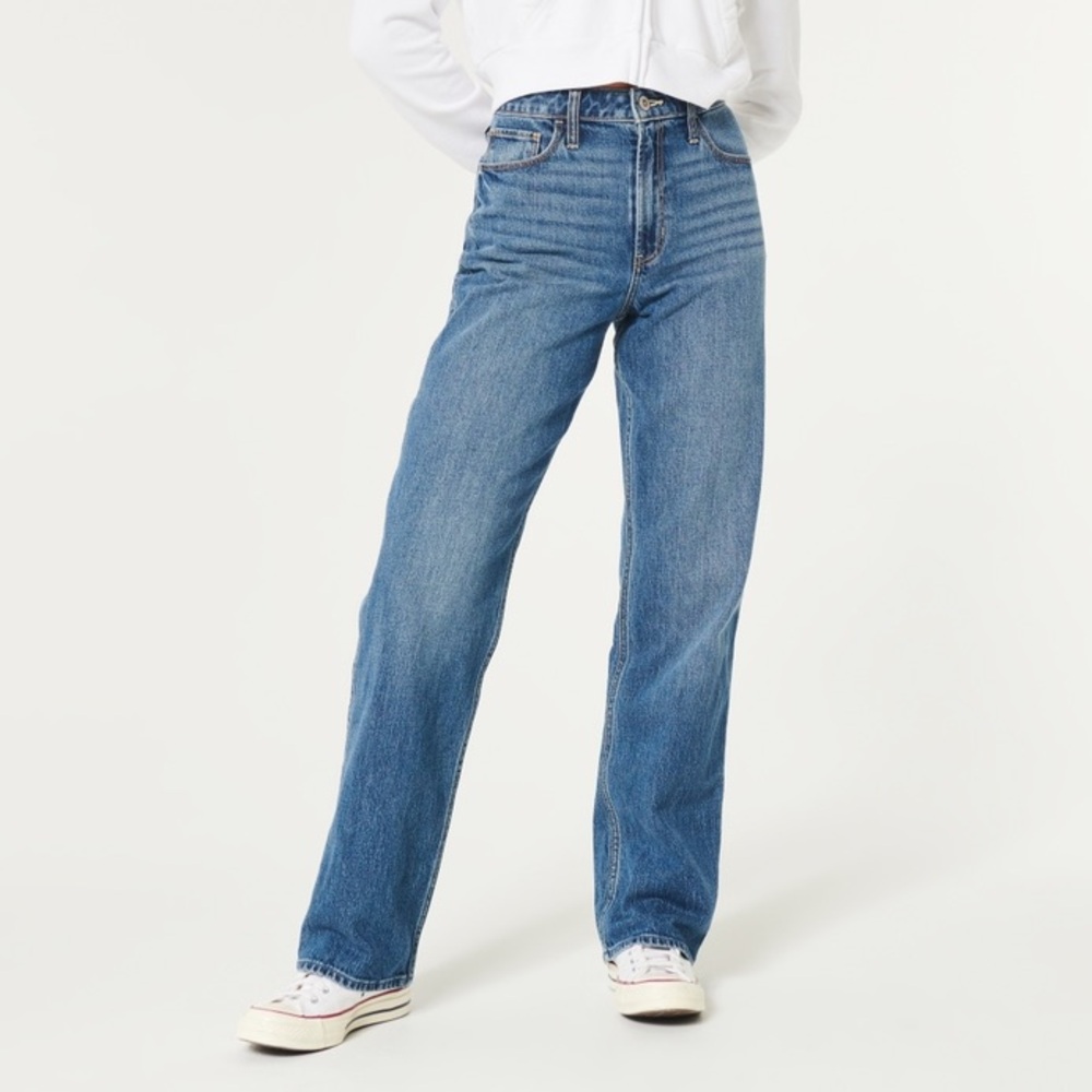 Hollister Ultra High Rise Dad Jeans - 31 short / 12 petite. Medium wash NWOT